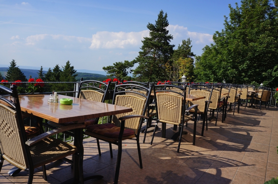 Genießen Sie kühle Getränke und gutes Essen auf der Terrasse Ihres Hotels mit einer tollen Aussicht.