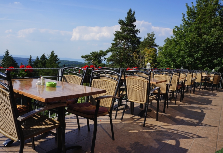 Genießen Sie kühle Getränke und gutes Essen auf der Terrasse Ihres Hotels mit einer tollen Aussicht.