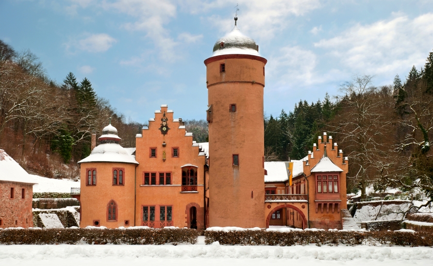 Im Winter erstrahlt das Schloss Mespelbrunn in festlichem Glanz.