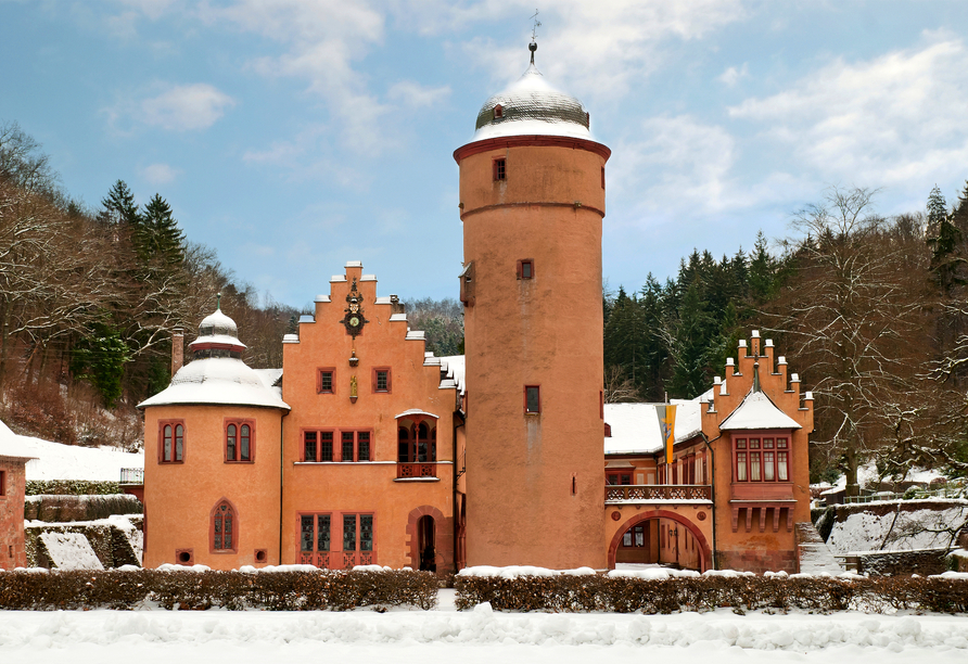 Im Winter erstrahlt das Schloss Mespelbrunn in festlichem Glanz.