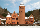 Im Winter erstrahlt das Schloss Mespelbrunn in festlichem Glanz.