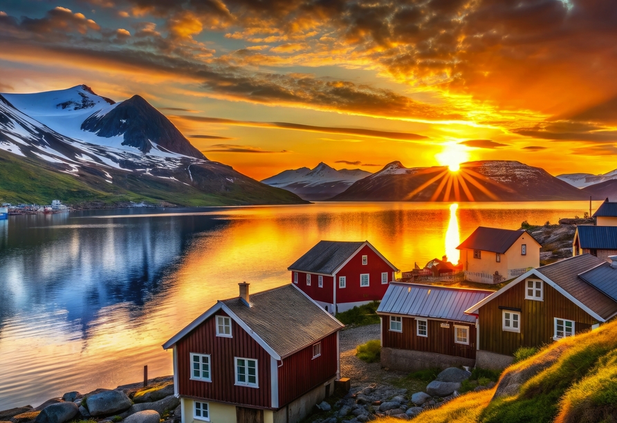 Ewiger Sommer am Polarkreis: Die goldene Mitternachtssonne taucht Hammerfest in ein magisches Licht.