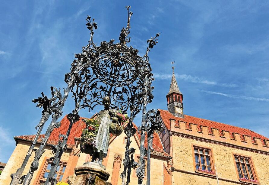 Der Gänseliesel-Brunnen zählt zu den bekanntesten Wahrzeichen Göttingens und ist ein beliebter Treffpunkt in der Innenstadt.