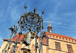 Der Gänseliesel-Brunnen zählt zu den bekanntesten Wahrzeichen Göttingens und ist ein beliebter Treffpunkt in der Innenstadt.