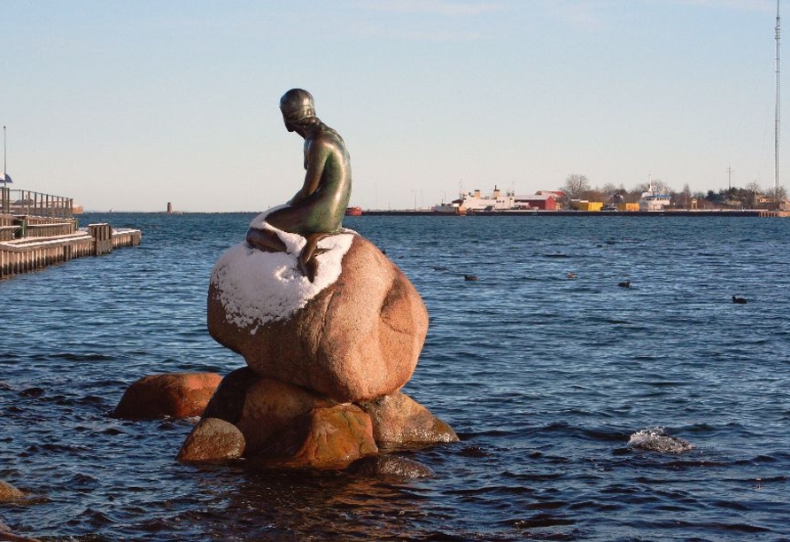 Erhaschen Sie einen Blick auf die kleine Meerjungfrau in Kopenhagen.