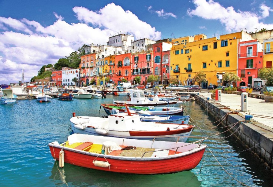 Die Nachbarinsel Procida weiß mit einem farbenfrohen Hafen zu begeistern.