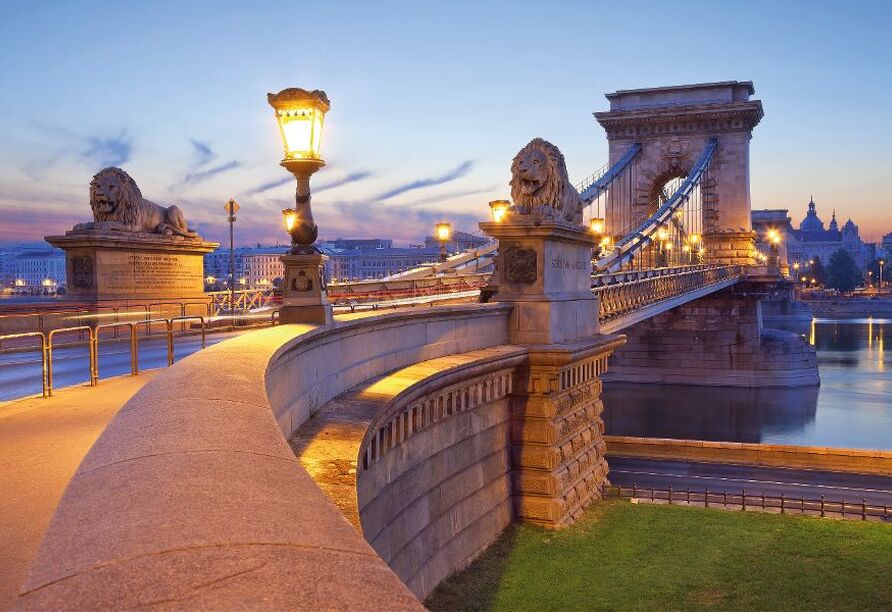 Die Kettenbrücke gehört zu den Wahrzeichen von Budapest.