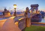 Die Kettenbrücke gehört zu den Wahrzeichen von Budapest.