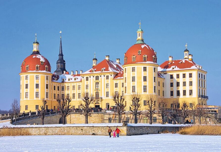 Das prachtvolle Schloss Moritzburg zeigt sich in einer zauberhaften Winterkulisse.