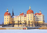Das prachtvolle Schloss Moritzburg zeigt sich in einer zauberhaften Winterkulisse.