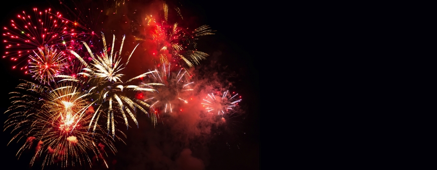 In der Neujahrsnacht erstrahlt der Nachthimmel leuchtend bunt.