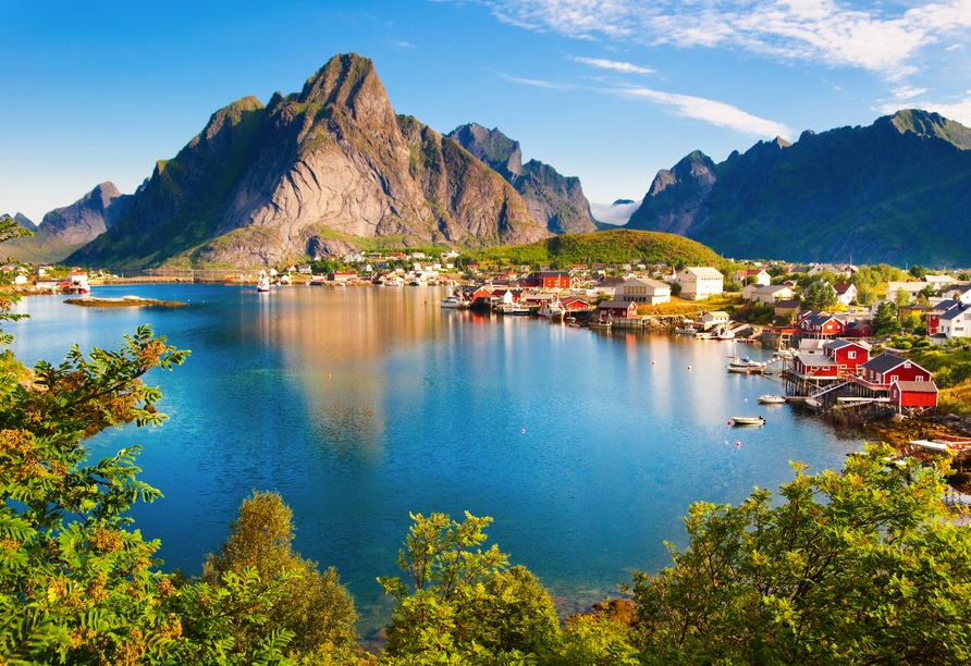 Die zerklüfteten Berge und glitzernden Fjorde der Lofoten bieten Ihnen eines der spektakulärsten Landschaftspanoramen in ganz Norwegen.