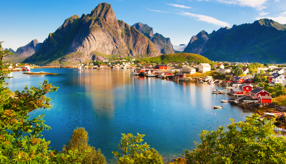 Die zerklüfteten Berge und glitzernden Fjorde der Lofoten bieten Ihnen eines der spektakulärsten Landschaftspanoramen in ganz Norwegen.