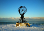 Vor dem berühmten Globus-Monument am Nordkap schießen Sie Ihr persönliches Erinnerungsfoto.