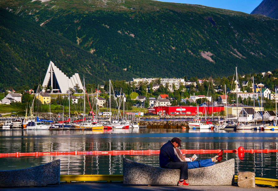 Der pittoreske Hafen von Tromsø begrüßt Sie mit seinen bunten Booten und der imposanten Eismeerkathedrale.