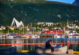 Der pittoreske Hafen von Tromsø begrüßt Sie mit seinen bunten Booten und der imposanten Eismeerkathedrale.