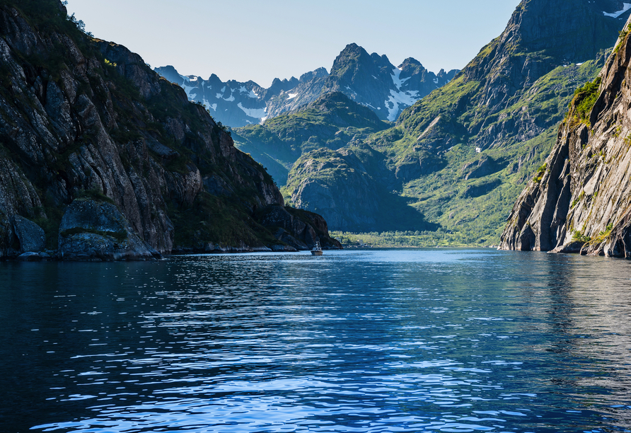 Die schmale Einfahrt in den Trollfjord, umgeben von hohen Felswänden, ist ein besonderes Erlebnis bei Ihrer optionalen Schifffahrt.