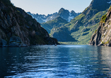 Die schmale Einfahrt in den Trollfjord, umgeben von hohen Felswänden, ist ein besonderes Erlebnis bei Ihrer optionalen Schifffahrt.