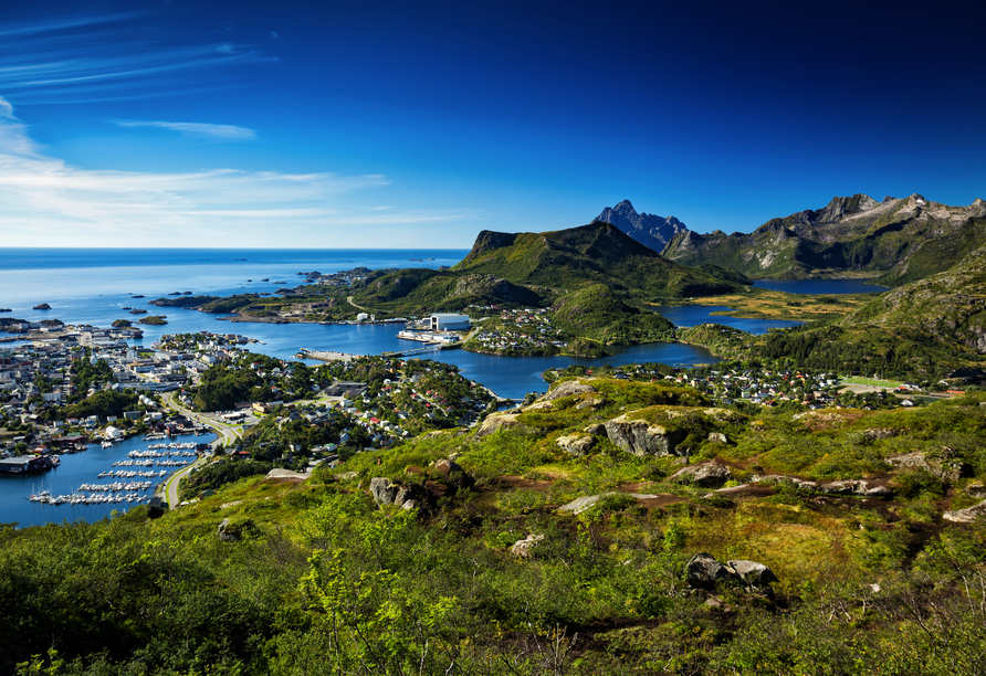 Werfen Sie einen Blick auf die charmante Stadt Svolvær, das Herz der Lofoten, mit traumhafter Lage direkt am Fjord.