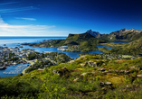 Werfen Sie einen Blick auf die charmante Stadt Svolvær, das Herz der Lofoten, mit traumhafter Lage direkt am Fjord.