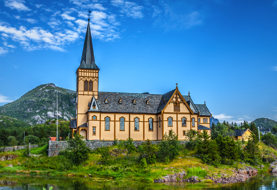 Sie machen einen Fotostopp an der imposanten Lofotenkathedrale. Sie ist eines der architektonischen Wahrzeichen der Inselgruppe.