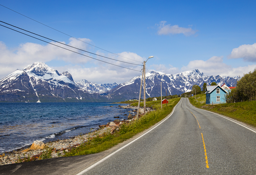 Die Straße entlang des Lyngenfjords bietet Ihnen unvergessliche Aussichten auf die Fjorde und Berge Nordnorwegens.