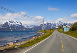 Die Straße entlang des Lyngenfjords bietet Ihnen unvergessliche Aussichten auf die Fjorde und Berge Nordnorwegens.