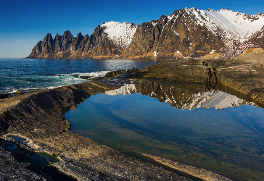 Weitläufige Fjorde und majestätische Berge prägen die Landschaft rund um Finnsnes.