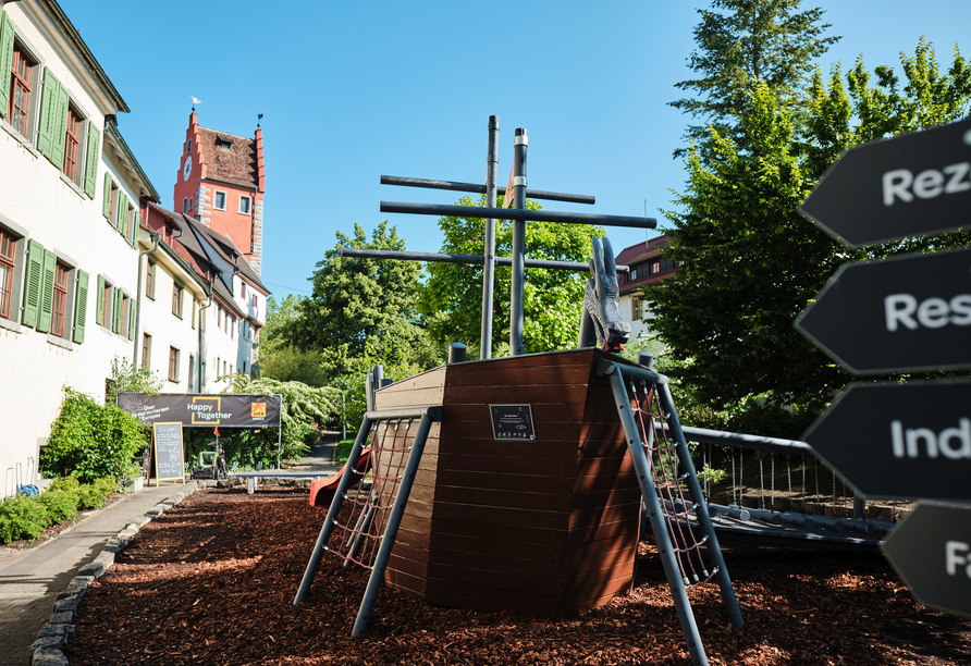 Die kleinen Gäste können sich auf dem Spielplatz im Außenbereich des Hotels austoben.