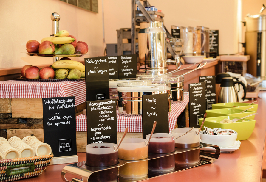 Stärken Sie sich am Frühstücksbuffet des Hotels für erlebnisreiche Tage.