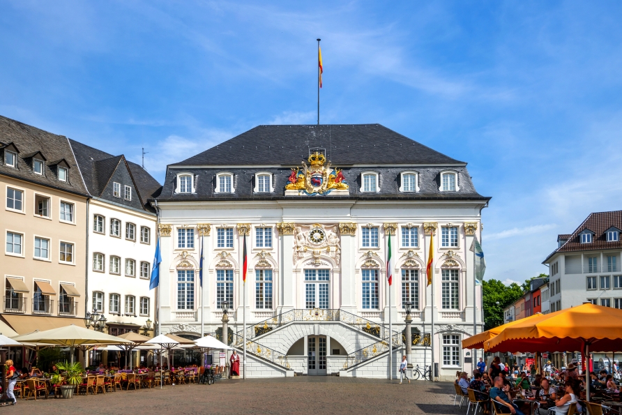 Schlendern Sie durch die historische Altstadt mit dem Alten Rathaus in Bonn.