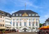 Schlendern Sie durch die historische Altstadt mit dem Alten Rathaus in Bonn.