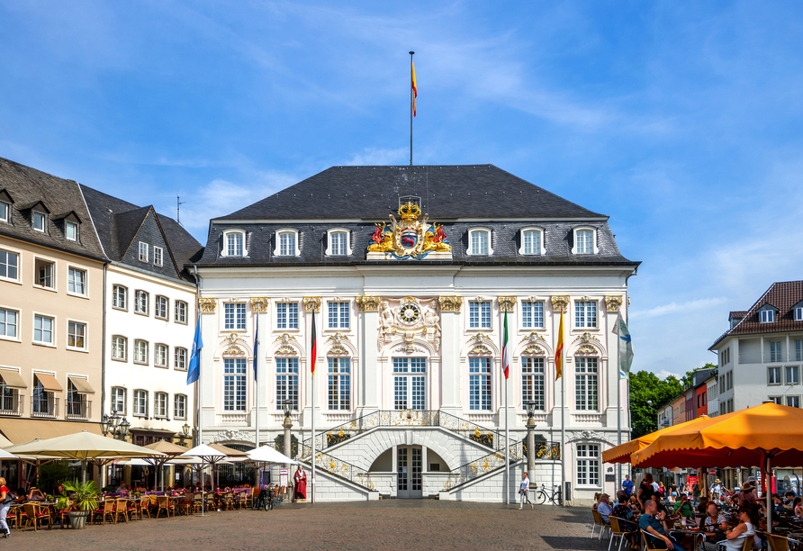 Schlendern Sie durch die historische Altstadt mit dem Alten Rathaus in Bonn.