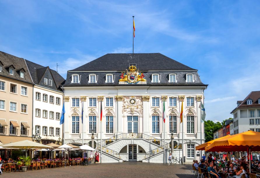 Schlendern Sie durch die historische Altstadt mit dem Alten Rathaus in Bonn.