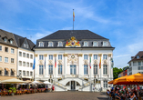 Schlendern Sie durch die historische Altstadt mit dem Alten Rathaus in Bonn.