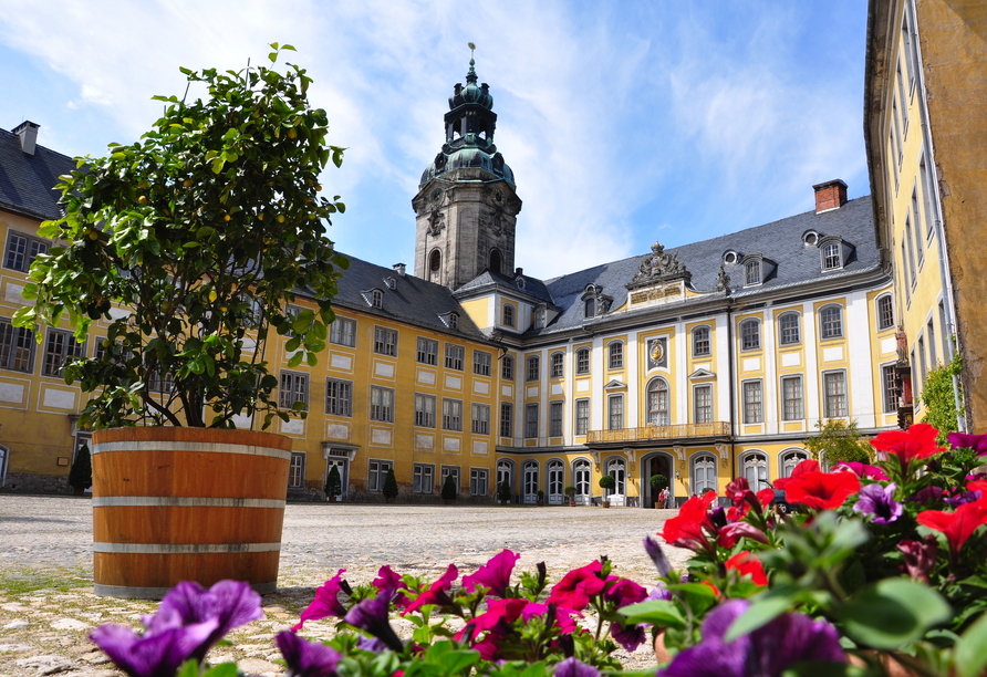 Im nicht weit entfernten Rudolstadt wartet das Residenzschloss Heideckburg auf Sie.