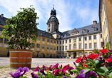 Im nicht weit entfernten Rudolstadt wartet das Residenzschloss Heideckburg auf Sie.