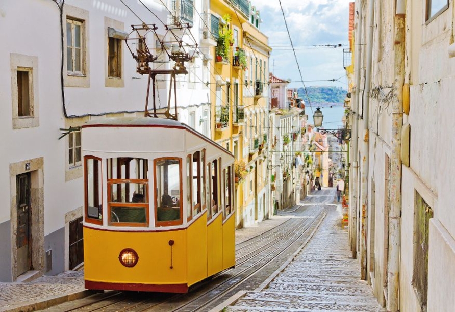 Lissabons berühmte Gloria-Standseilbahn verbindet das Stadtzentrum mit dem Altstadtviertel Bairro Alto.