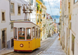 Lissabons berühmte Gloria-Standseilbahn verbindet das Stadtzentrum mit dem Altstadtviertel Bairro Alto.