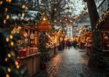 Weihnachtsmärkte bezaubern mit stimmungsvoller Musik, duftenden Köstlichkeiten und zauberhaften Ständen.