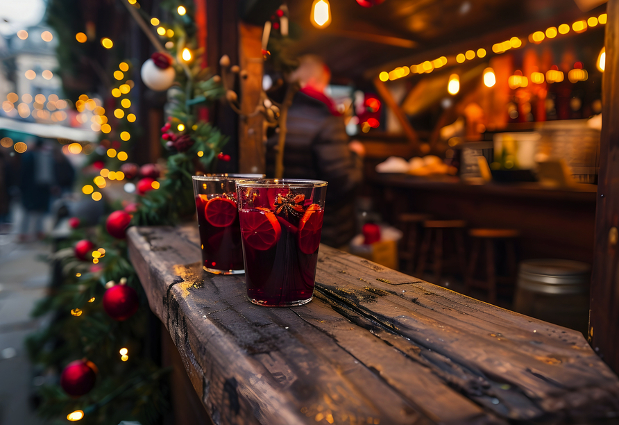 Genießen Sie einen wärmenden Glühwein auf dem Weihnachtsmarkt.