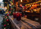 Genießen Sie einen wärmenden Glühwein auf dem Weihnachtsmarkt.