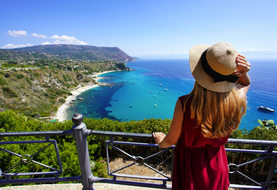 Capo Vaticano begeistert mit einem Panorama, das zu den schönsten Küstenblicken Italiens zählt.