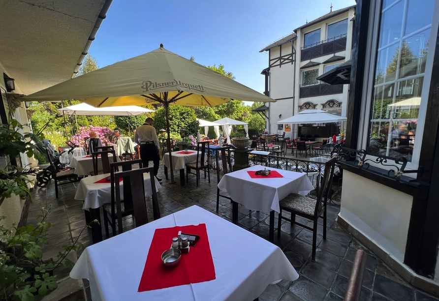 Nehmen Sie auf der gemütlichen Terrasse des Hotels Platz und lassen Sie es sich gutgehen.