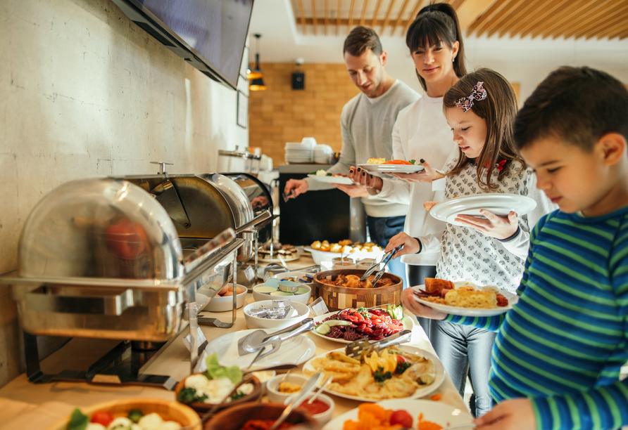 Am Frühstücksbuffet stärken Sie sich für erlebnisreiche Urlaubstage.