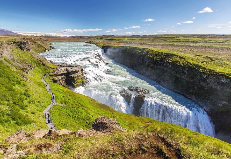 Der Gullfoss-Wasserfall zeigt mit seinen rauschenden Wassermassen die wilde und ursprüngliche Schönheit Islands.