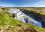 Der Gullfoss-Wasserfall zeigt mit seinen rauschenden Wassermassen die wilde und ursprüngliche Schönheit Islands.