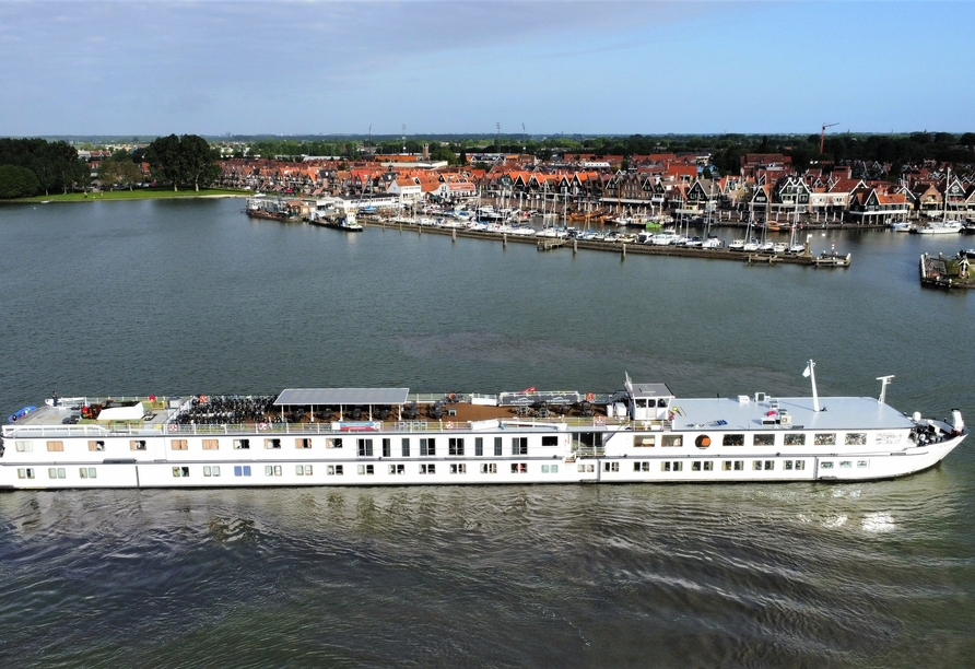 Ihr Schiff De Willemstad vor Volendam in den Niederlanden