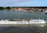 Ihr Schiff De Willemstad vor Volendam in den Niederlanden