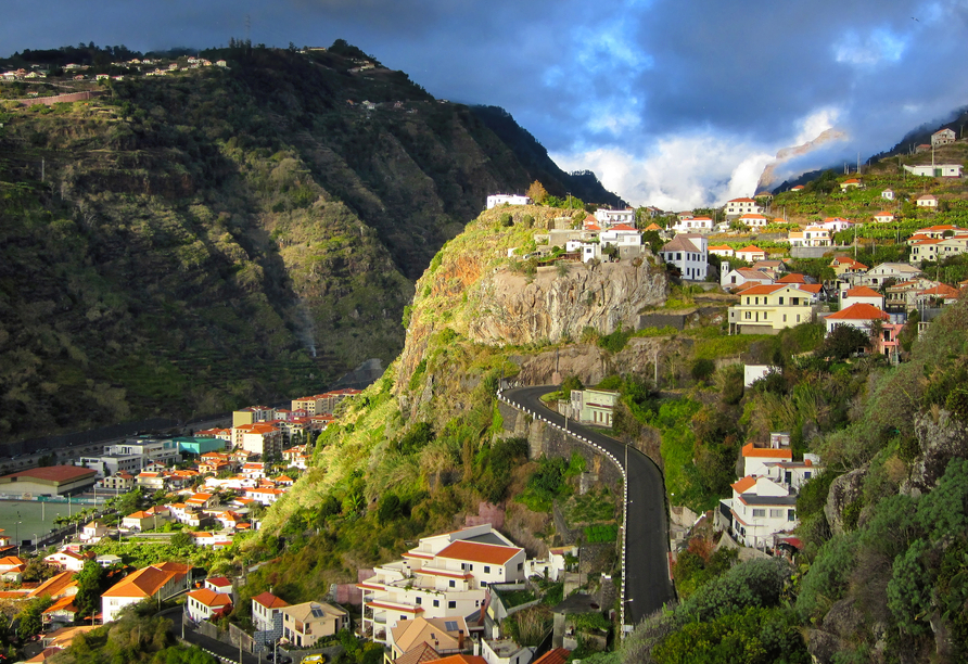 Die bergige Kleinstadt Ribeira Brava zeichnet sich durch ihre vielfältigen Landschaften aus.